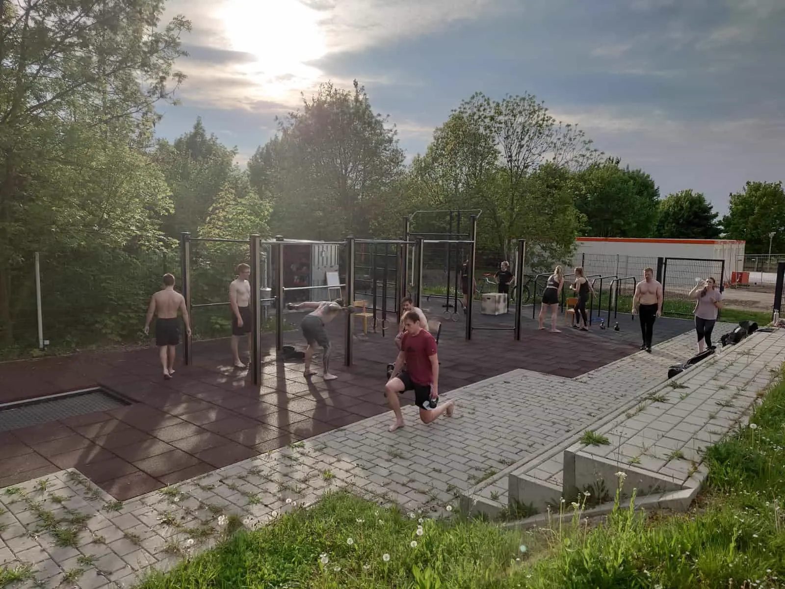 Training an der Calisthenicsanlage